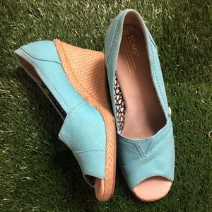 Tom’s Classic Wedge Pump